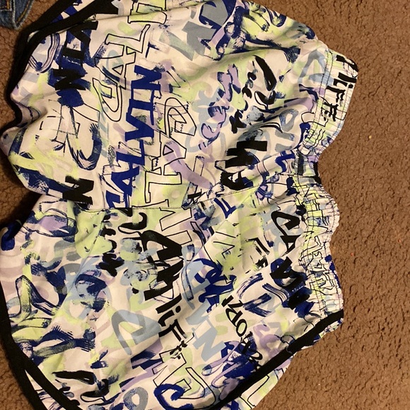 Calvin Klein XS Shorts - Picture 2 of 3